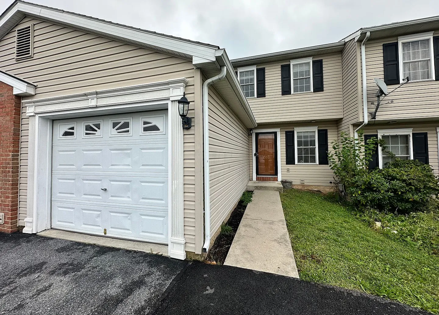 Welcome Home to 206 Lighthouse Drive! — Photo 1