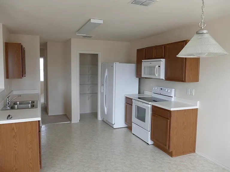 2814 Lake Vista Dr — Photo 2