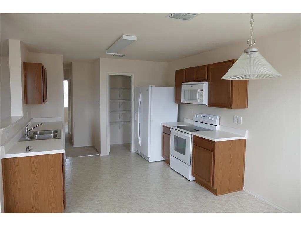 Building Photo - 2814 Lake Vista Dr