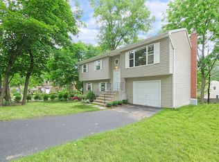 7 Charles Pl, Huntington Station, NY 11746