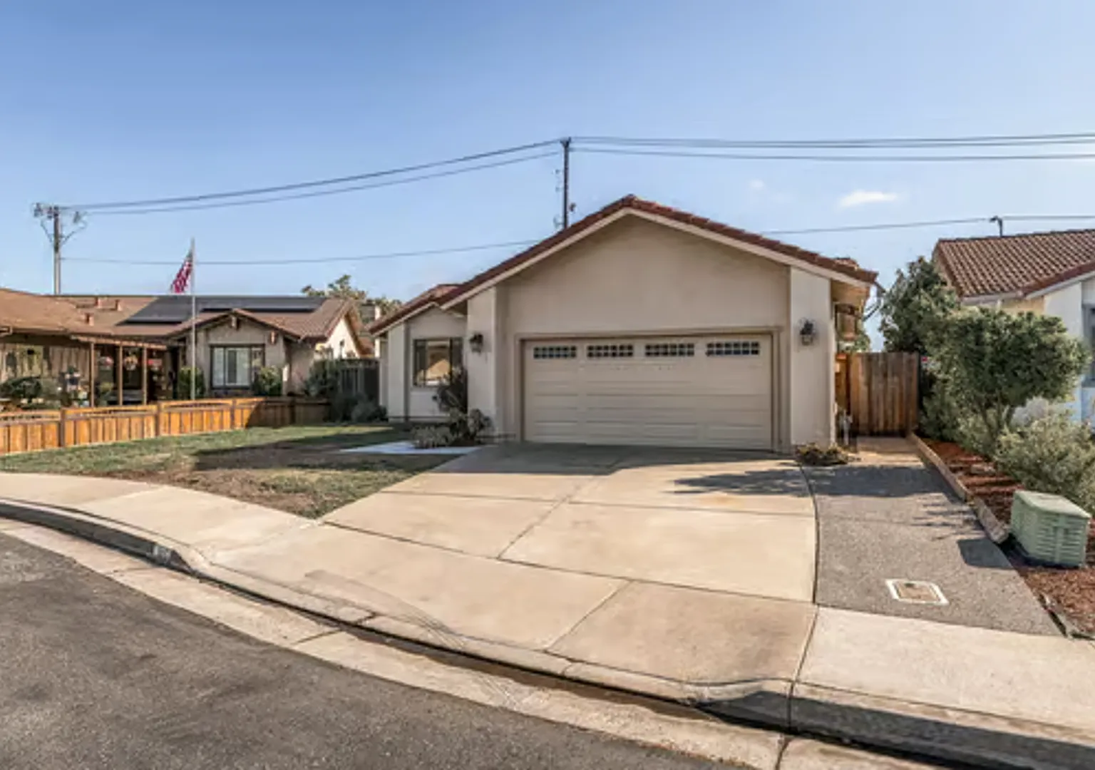 This is a 1,552 SQFT Single Family Home — Photo 3