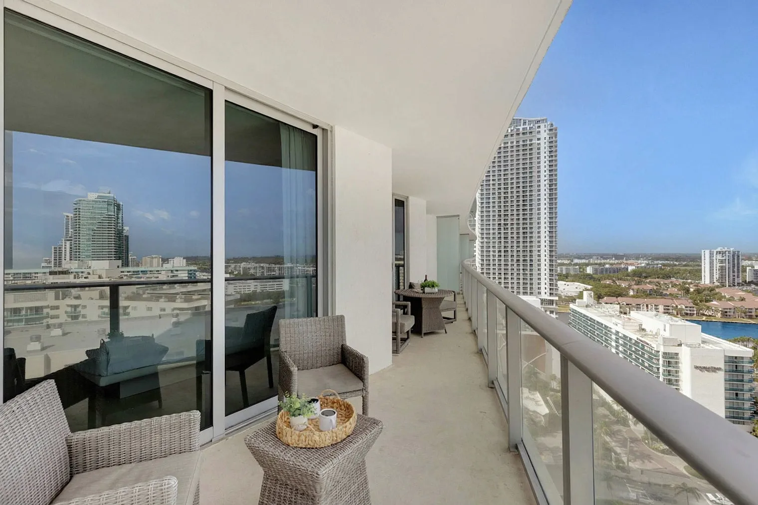 2 bed, 2.0 bath, 1097 sqft, $5,883 — Photo 2