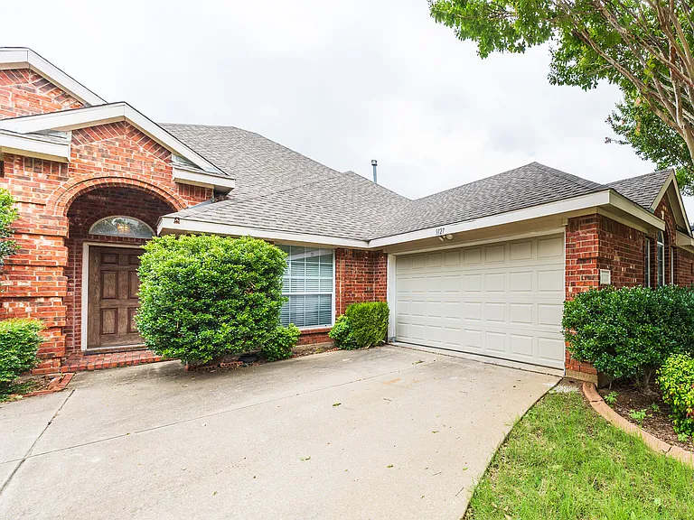 9127 Aristocrat Ln — Photo 2