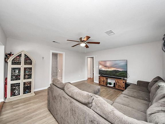 3rd image of 10118 Norvic St