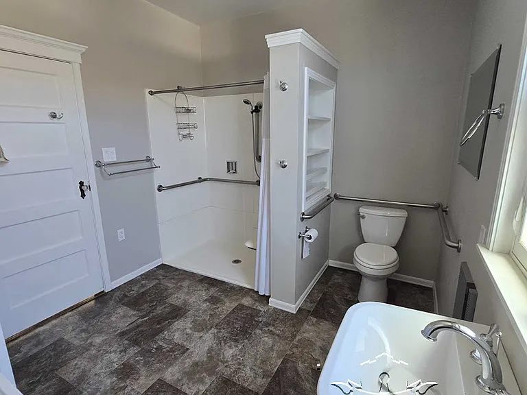 210 N Auburn St — Photo 28