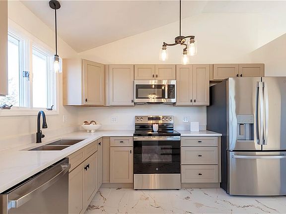 4th image of 27 Aurelia Dr