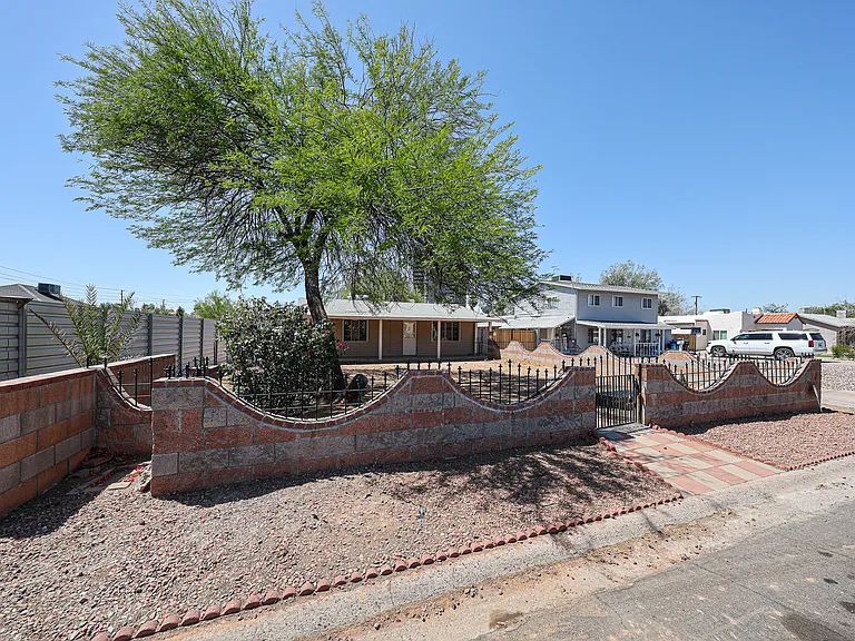 1053 E Weldon Ave — Photo 47