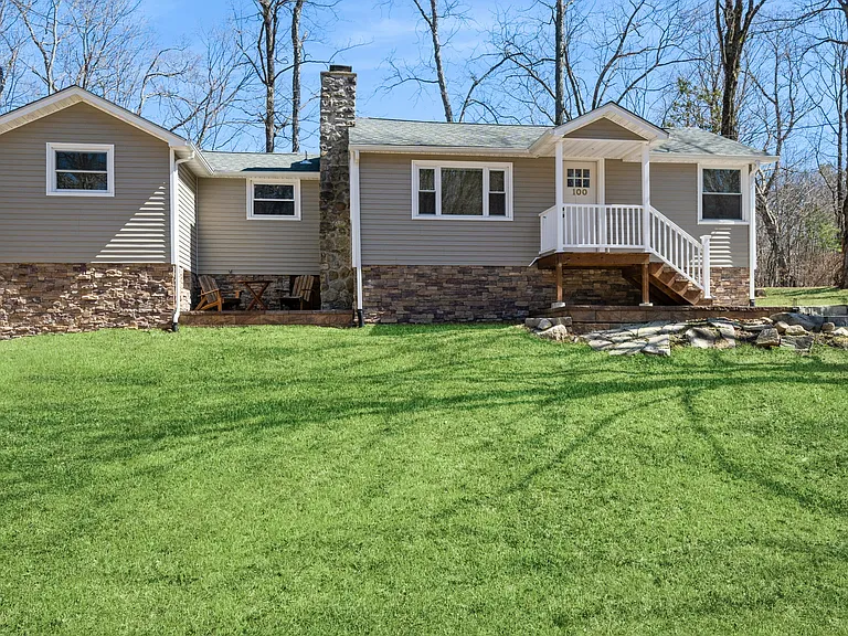100 Poplar Ln — Photo 1