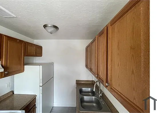 724 Lampasas Ave #4 — Photo 4