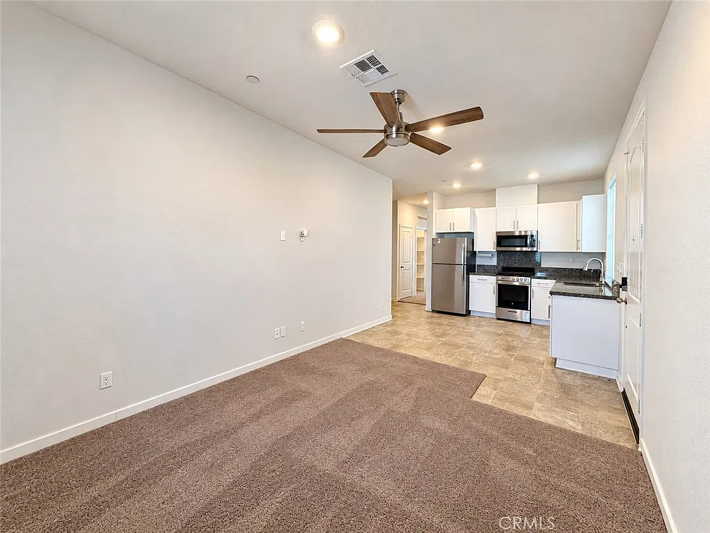 1 bed, 900 sqft, $2,000 — Photo 3