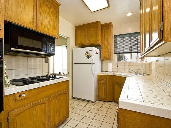 4th image of 409 Miramar Dr