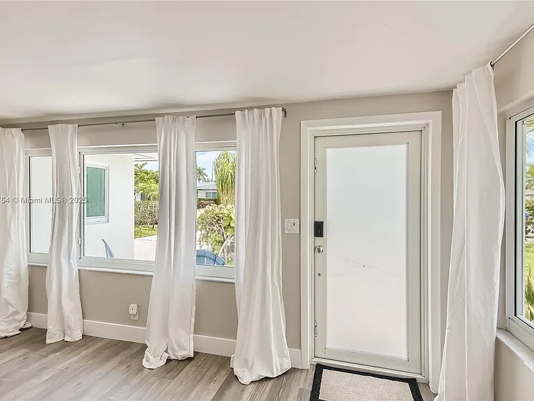 262 Bombay Ave — Photo 5