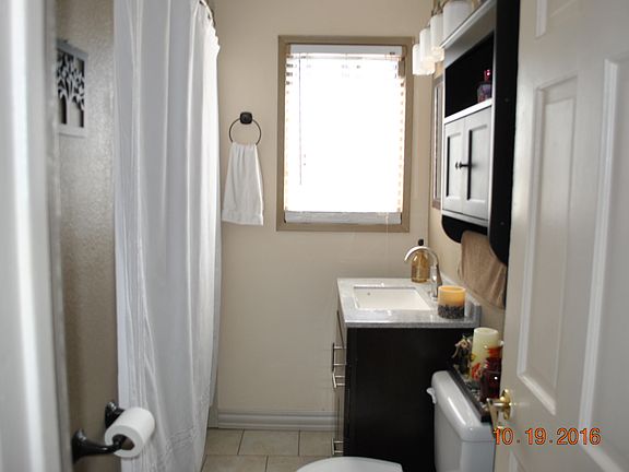 full bath in hallway