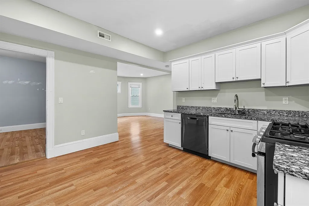 3 bed, 1.0 bath, 1200 sqft, $3,400 — Photo 3