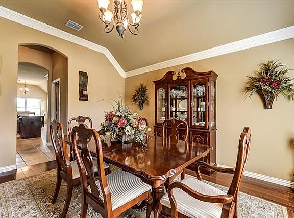 2nd image of 1305 Lindsey Dr