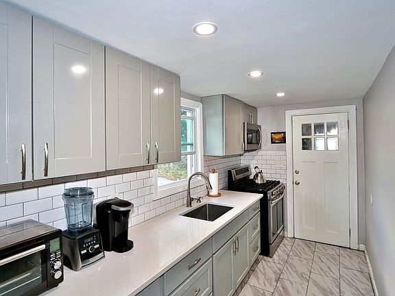 2nd image of 23 Laurel Ave Floor 2