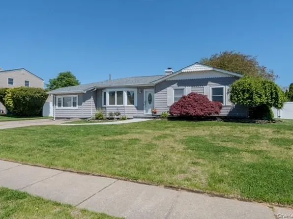 41 Jenny Lane, Holtsville, NY 11742