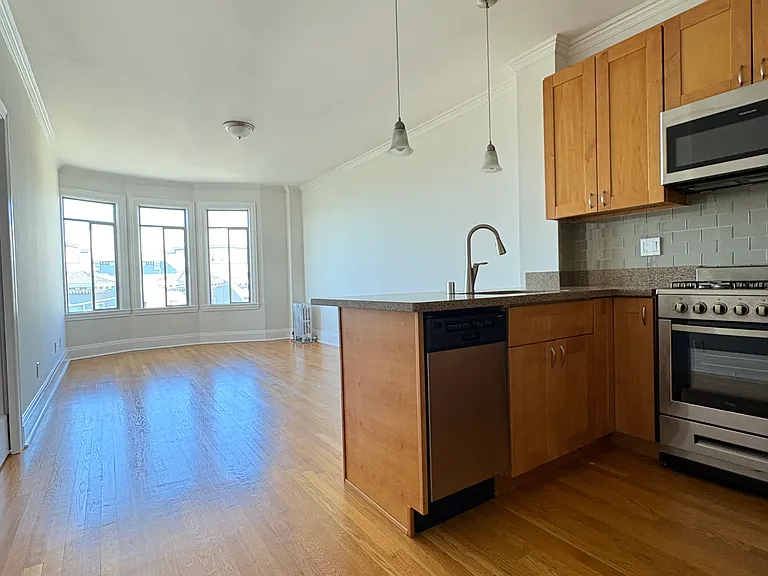 Russian Hill Apartments — Photo 15