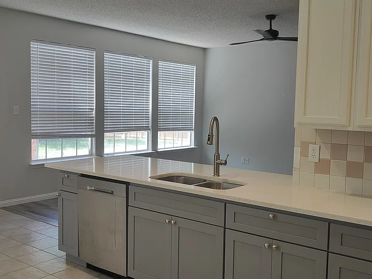 1412 Brenda Ln — Photo 12