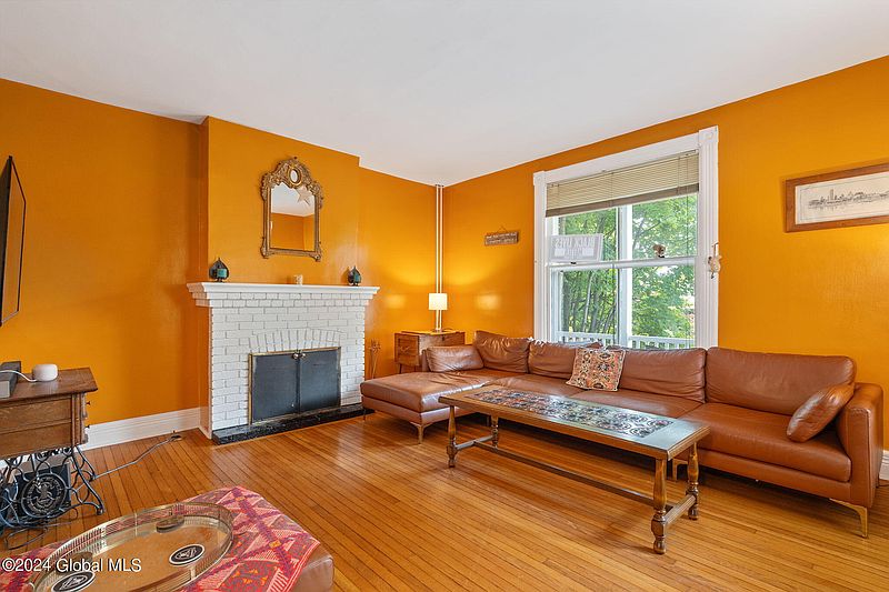 4th image of 27 S Pine Avenue