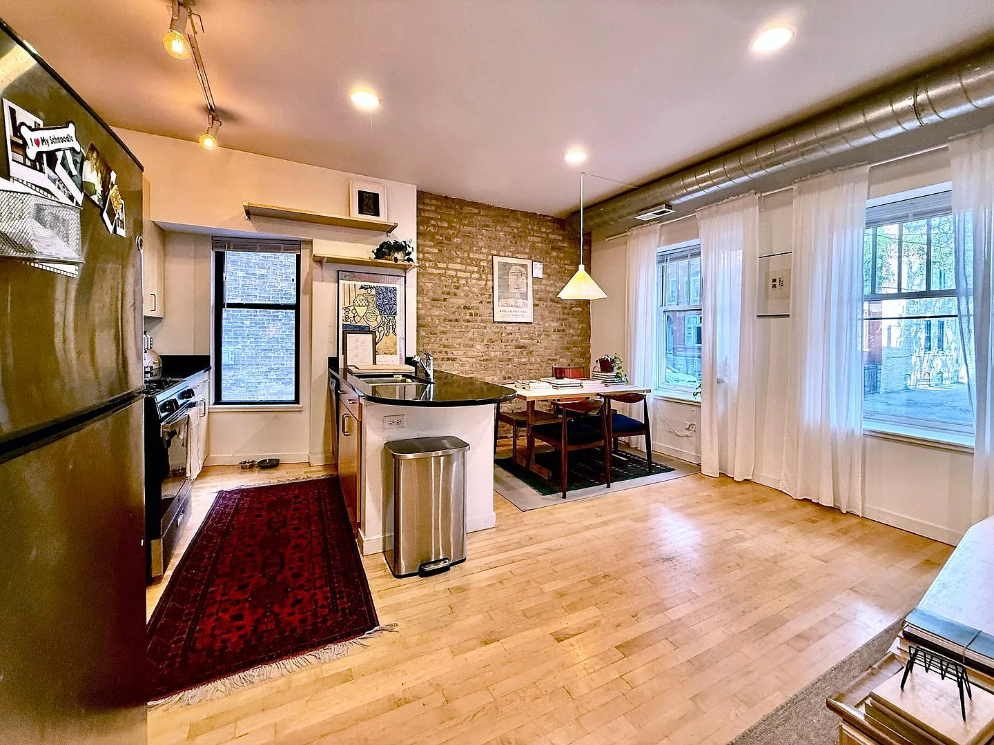 Great Wicker Park Large 1 Bedroom. Exposed Brick. Laundry. Porch. Free Internet. Amazing Street. ... — Photo 4