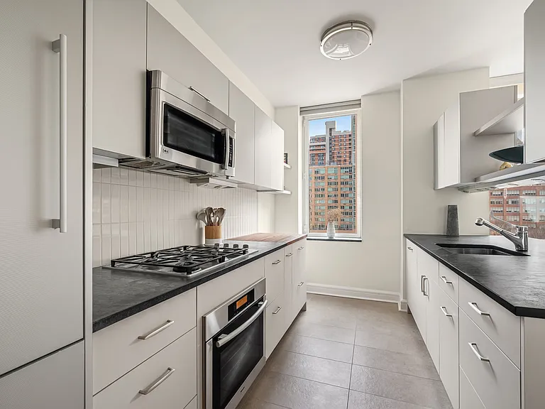 100 Riverside Blvd #8U — Photo 4