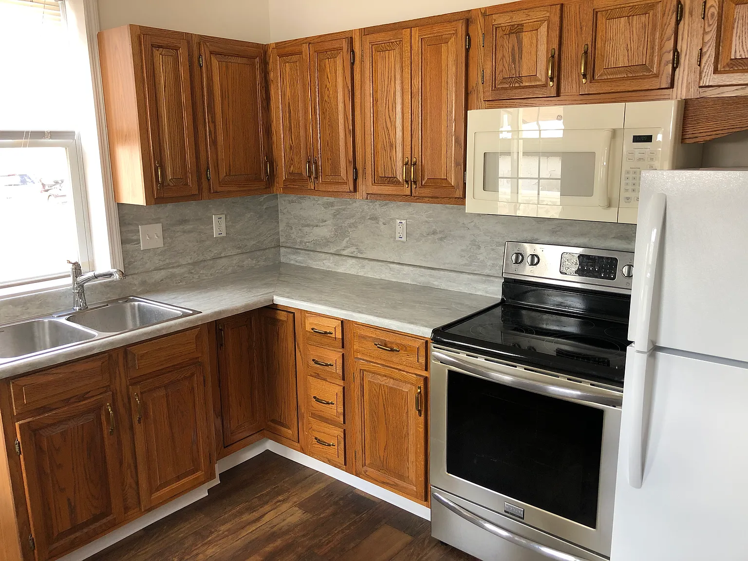 3 bed, 892 sqft, $1,300 — Photo 2