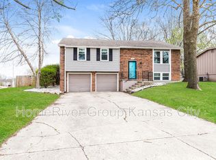 101 SE Keystone Dr, Lees Summit, MO 64063