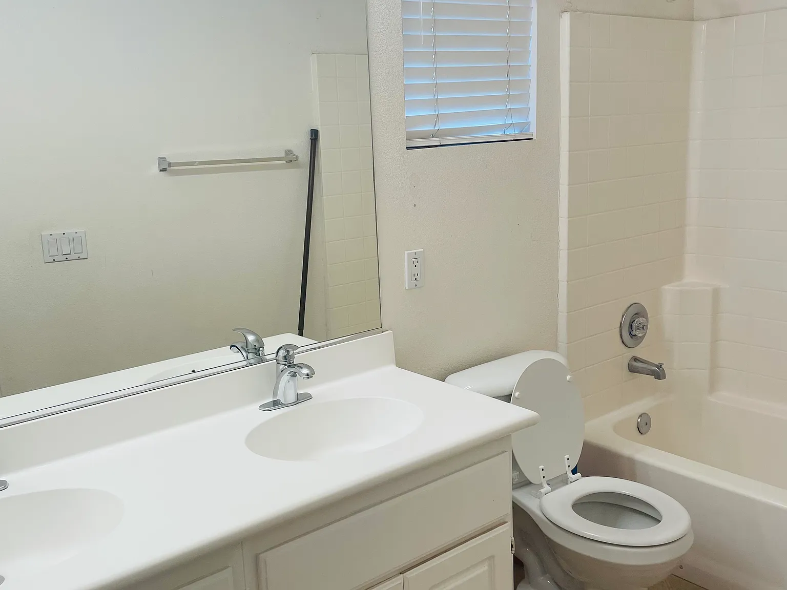 3 bed, 2.5 bath, 1795 sqft, $2,700 — Photo 3