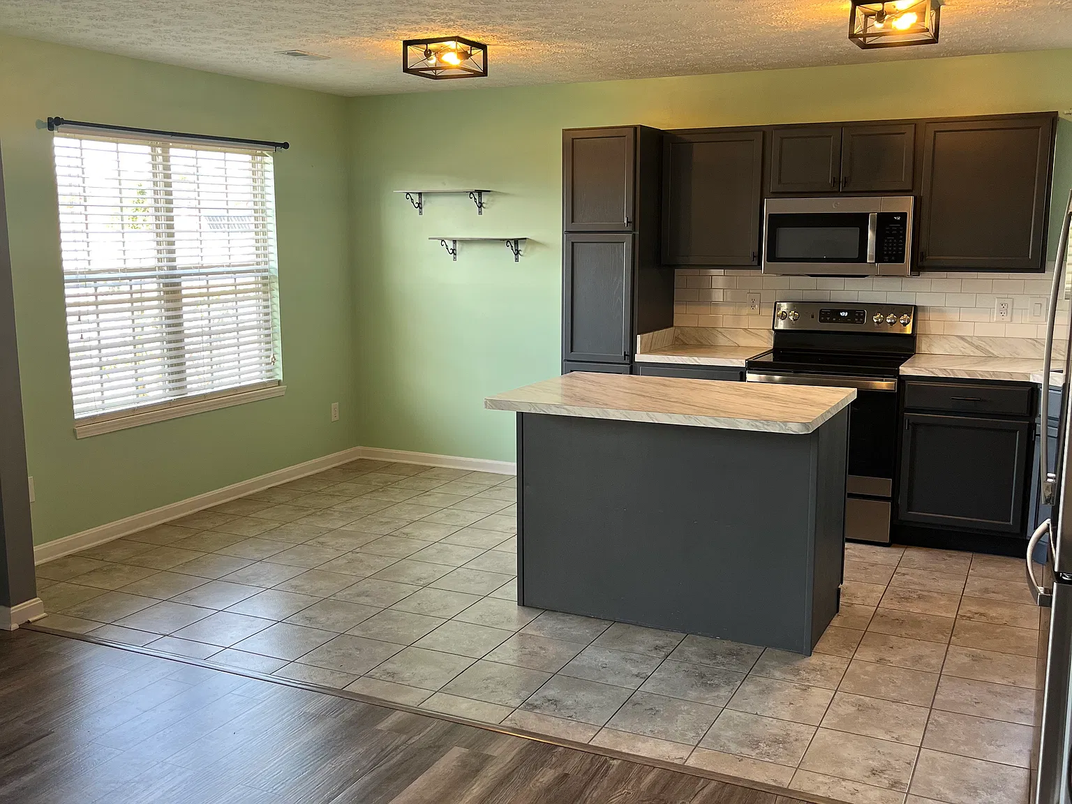 3 bed, 1327 sqft, $1,950 — Photo 3