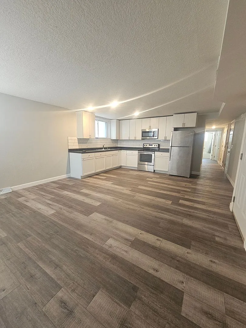 223 E 35th St. Davenport, IA 52806 — Photo 2