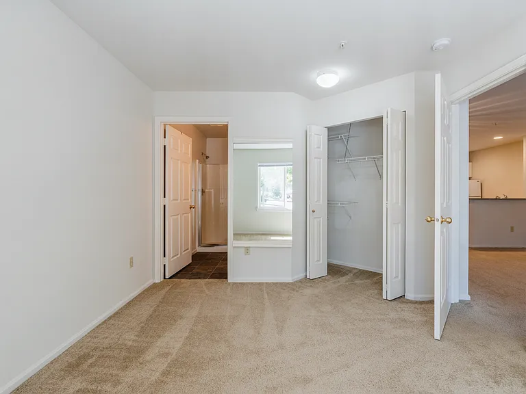 Bellevue Heights Apartments — Photo 11