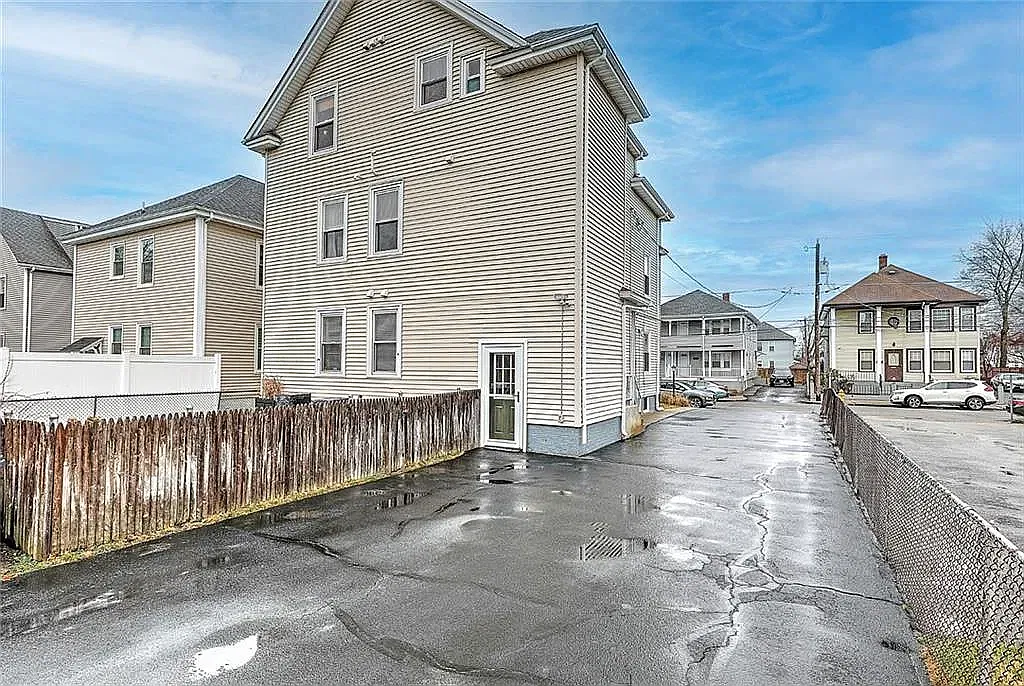 3 bed, 1040 sqft, $2,400 — Photo 3
