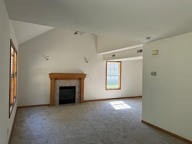 512 N John Doy Ct — Photo 3