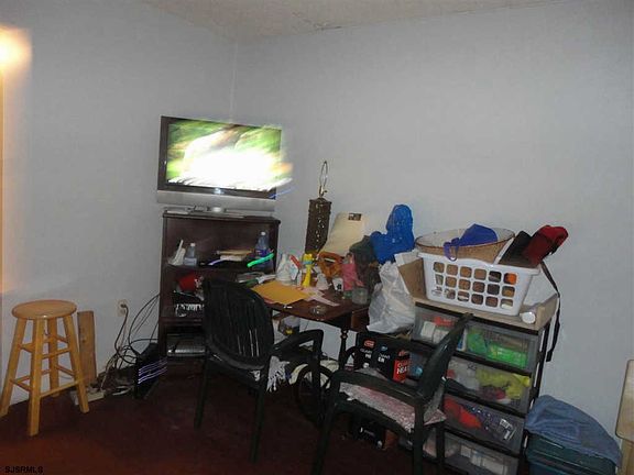 4th image of 921 Wesley Ave #6