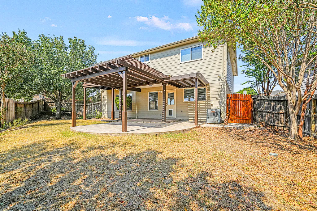 3 bed, 2.5 bath, 2090 sqft, $1,950 — Photo 4