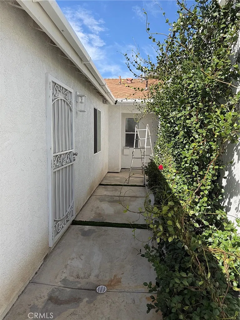 Studio, 420 sqft, $2,295 — Photo 2