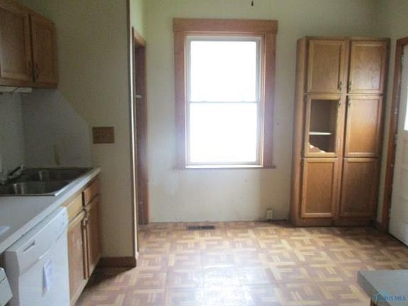 5th image of 704 Welsted St