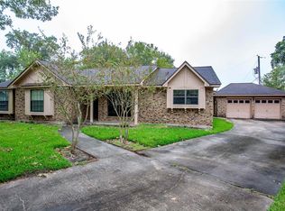 61 Greenvale Ct, Lake Jackson, TX 77566