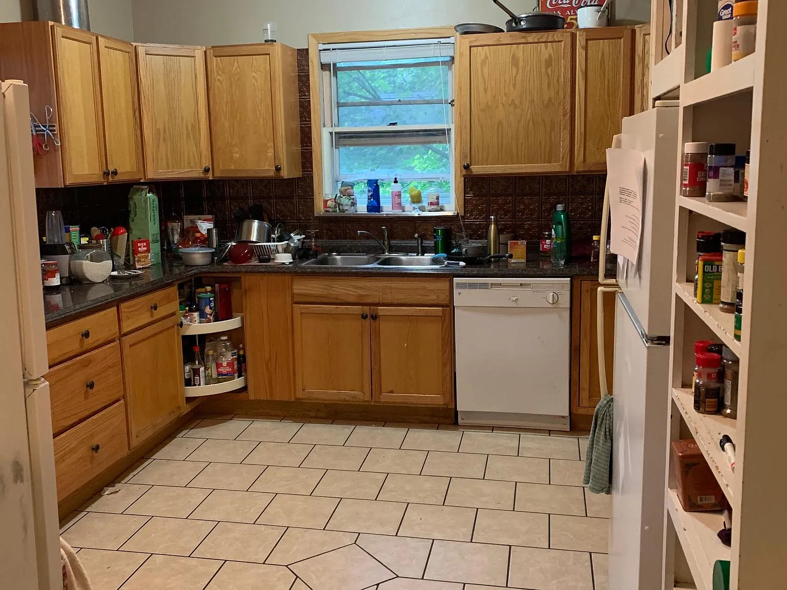 8 bed, 4571 sqft, $3,600 — Photo 2