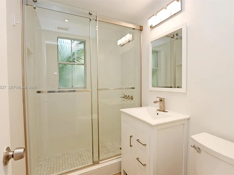 3395 Franklin Ave #D — Photo 21