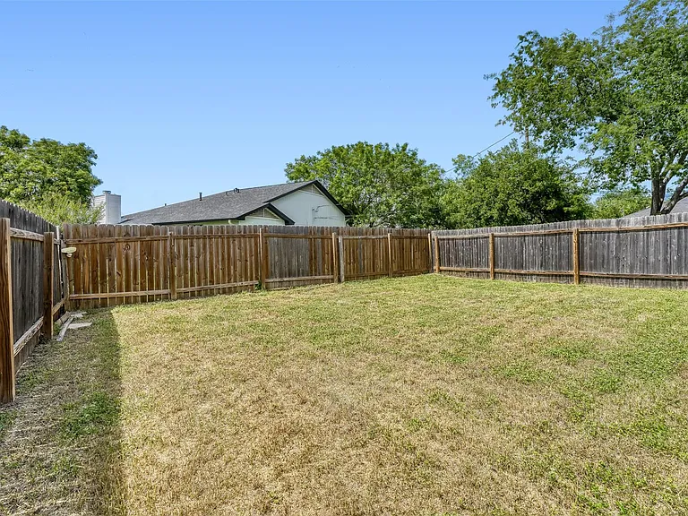 502 Gregory Ct — Photo 23