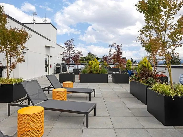 CHRONICLE: Stylish Wallingford Studios with Full Appliance Package & Premium Amenities — Photo 56
