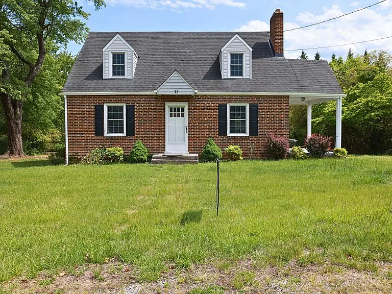 32 Upland Dr — Photo 1