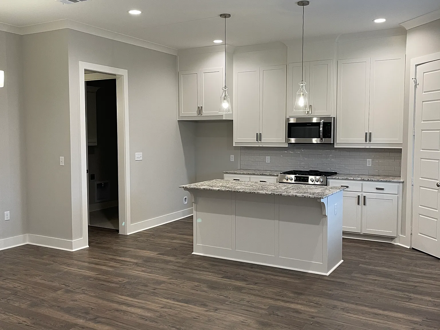 3 bed, 2.5 bath, 1848 sqft, $2,295 — Photo 2