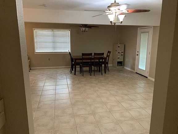 2nd image of 600 Greenbriar St