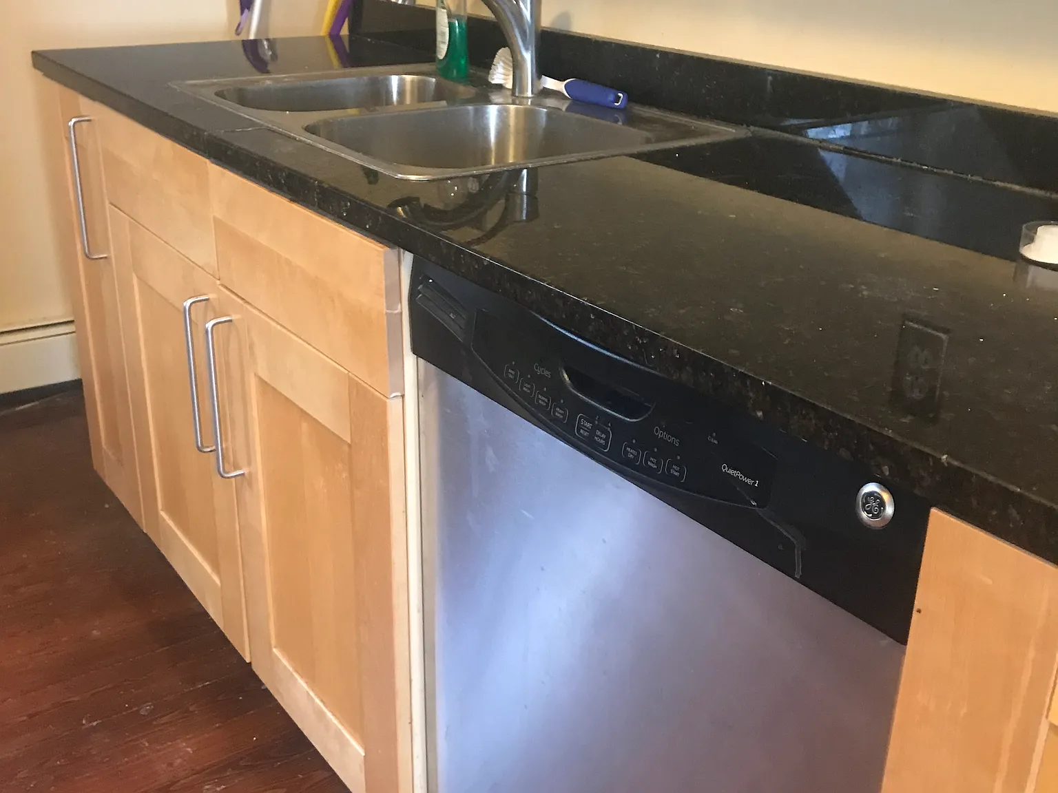 3 bed, 1100 sqft, $2,100 — Photo 1