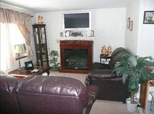 10 Lollypine Ln, Medford, NY 11763