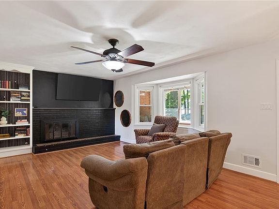 3rd image of 403 Mayflower Rd