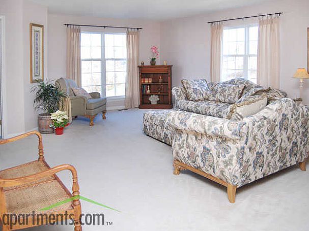 2nd image of 33 Saddle Ridge Ct